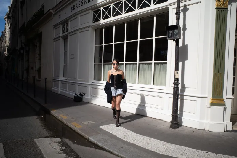 Au-Delà du Mythe : Ce que l'Élégance Parisienne Révèle Vraiment de la Femme Française d'Aujourd'hui