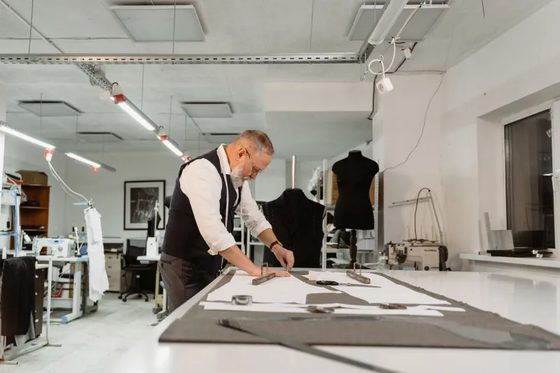 L'Humilité comme Signature : Ces Maîtres de la Couture qui Laissent l'Œuvre Parler à leur Place