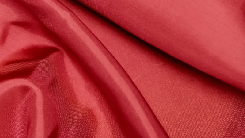 Toucher pour Comprendre : Le Langage Secret des Textiles d'Exception