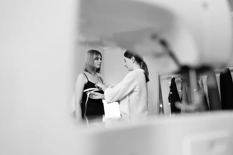 Mains d'Or et Fils de Soie : L'Âme Invisible de la Haute Couture Française