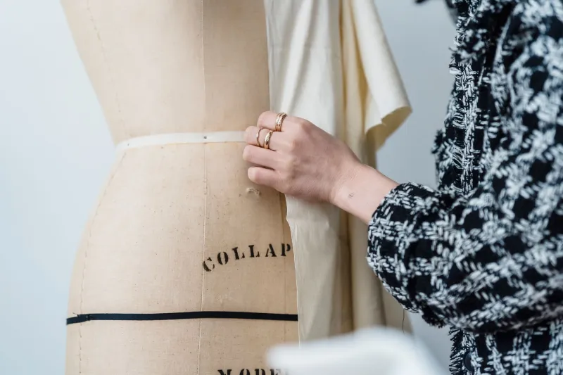 S'habiller Contre : La Haute Couture comme Manifeste Silencieux